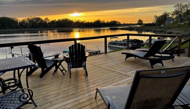 Crooked Lake, Angola Indiana Large Waterfront Home-Family Vacation Retreat