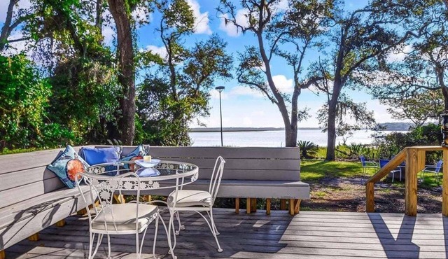 Crooked River Charm: Sabina's Riverside Cottage