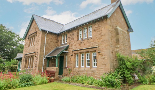 CROOKHAM DAIRY, pet friendly, character holiday cottage in Etal