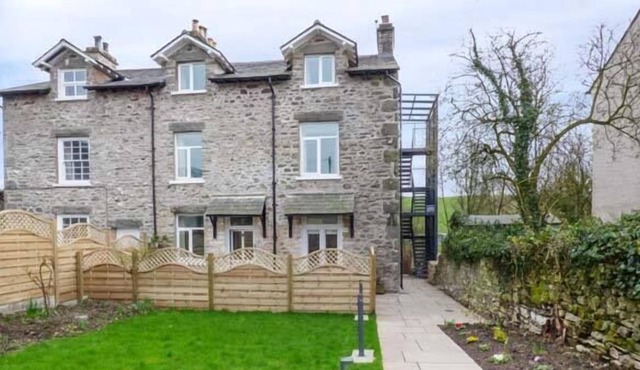 CROOKLANDS HOUSE 1, with open fire in Crooklands