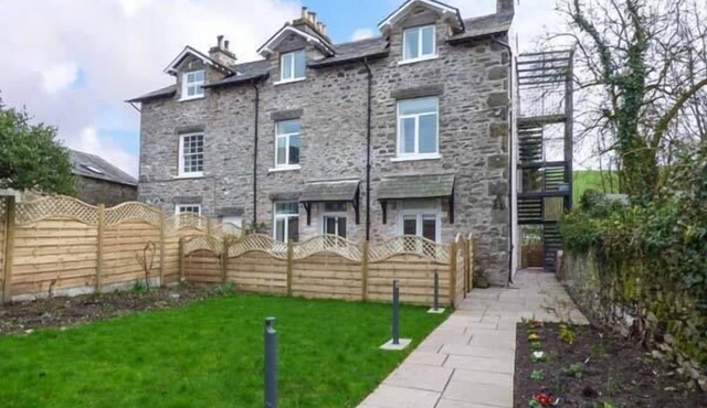 CROOKLANDS HOUSE 3, pet friendly, with a garden in Crooklands