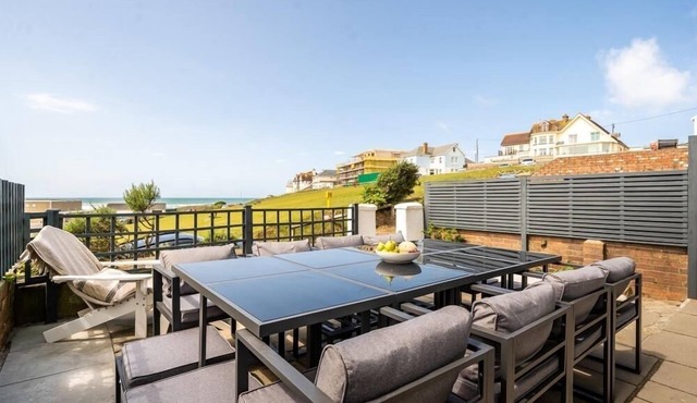 Crooklets House is a 6 bedroom house, 150 metres from the beach