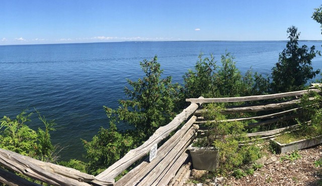 Cro’s Nest - Waterfront home on the edge of Table Bluff. Amazing water views!