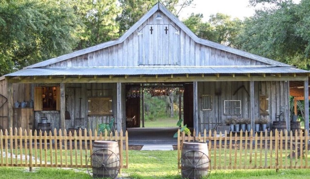 Cross Creek Farmhouse - Unique Farm Stay on Orange Lake!