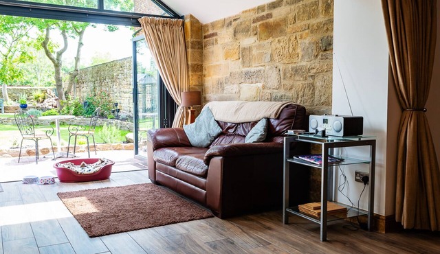 CROSS HOUSE STUDIO Dog Friendly Stone Barn Conversion in the Heart of Warkworth