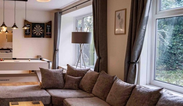 Cross Lane Cottage - Luxury Group Hot Tub Stay