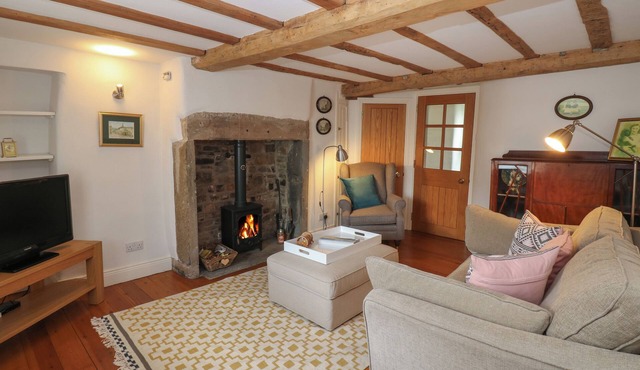 CROSS VIEW COTTAGE, family friendly, with open fire in Alston