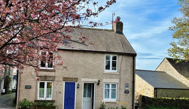 CROSS VIEW, pet friendly, with open fire in Litton, Derbyshire