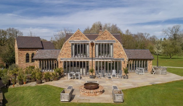 Crossbrook Farm is a stunning detached three bedroom property situated off its own private drive and