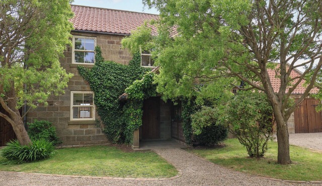 CROSSBUTTS FARMHOUSE, pet friendly, with hot tub in Whitby