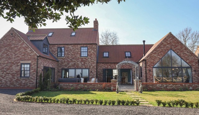 CROSSETT GRANGE, pet friendly, luxury holiday cottage in Driffield
