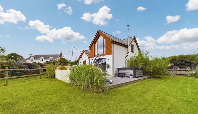 Crosslands Cottage, Near Bude, Cornwall with hot tub, pet friendly