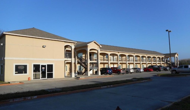 Crossroads Inn & Suites