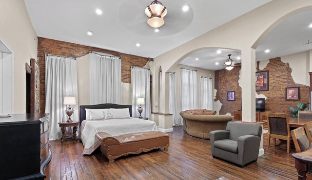 Crossroads Loft: Steps from Rt. 66 & Carthage Square