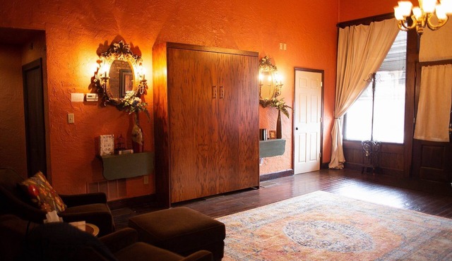 Crossroads Loft & Studio Apt: Steps from Rt. 66 & Beautiful Carthage Square