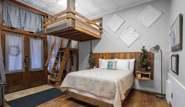 Crossroads Studio: Steps Away from Historic Rt. 66 and Carthage Square