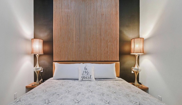 Crossroads Suite: Steps Away from Historic Rt. 66 and Carthage Square