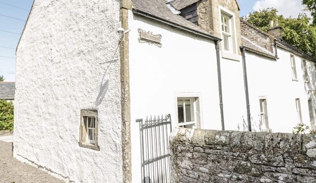 CROSSTON FARM, pet friendly, luxury holiday cottage in Forfar