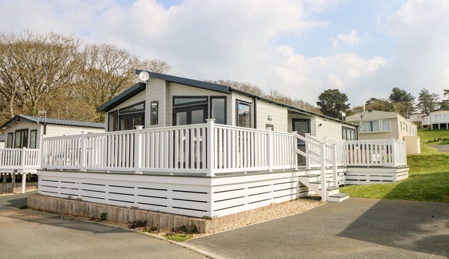 CROSSWINDS 67, pet friendly, with pool in Bembridge