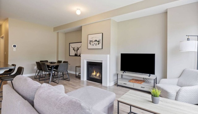 Crosswinds Breeze: 3BDR Townhome Steps to Blue
