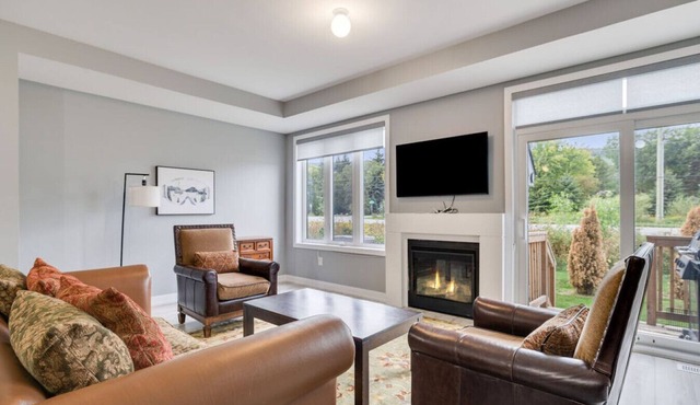 Crosswinds Haven: 3BDR Backing onto Blue Mountain