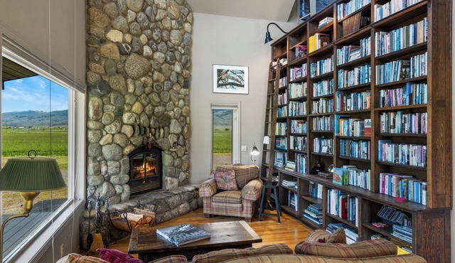 Crow Cabin- Cozy Cabin with amazing views on 20 Acres in the Paradise Valley!