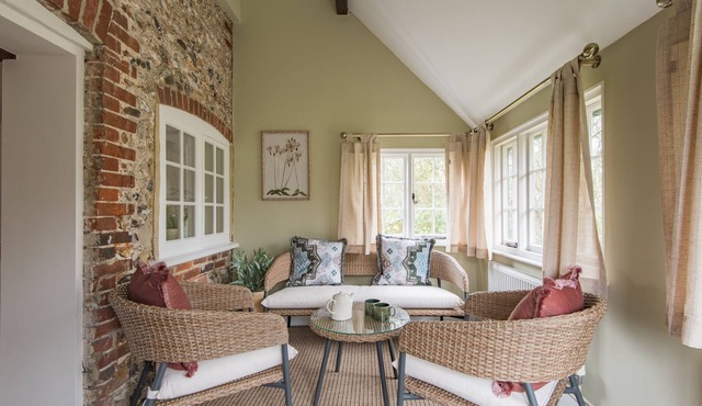 Crow Cottage by Bloom Stays - sleeps 2 guests in 1 bedroom