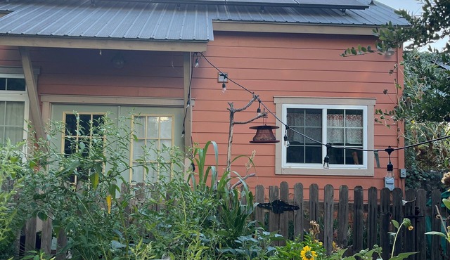 Crow Cottage-close to UT, downtown, medical district, and park.