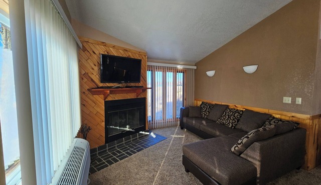 Crow Crest Lodge Resort #1 Waters Edge, Stunning Sunsets, Family Getaway