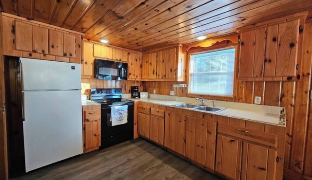 Crow Crest Lodge Resort #2 Waters Edge, Stunning Sunsets, Family Getaway