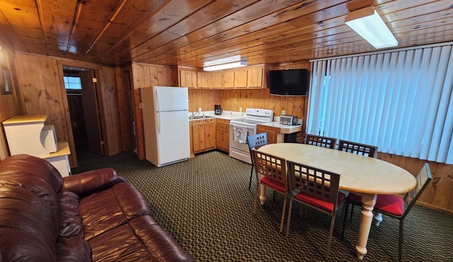 Crow Crest Lodge Resort #5 Waters Edge, Stunning Sunsets, Family Getaway