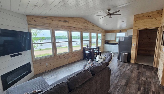 Crow Crest Lodge Resort #6 Waters Edge, Stunning Sunsets, Family Getaway
