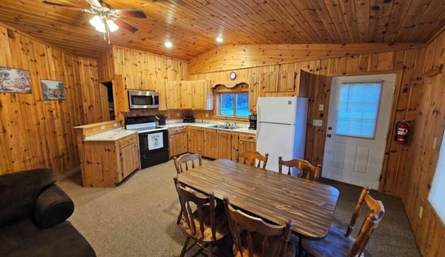 Crow Crest Lodge Resort #8 Waters Edge, Stunning Sunsets, Family Getaway