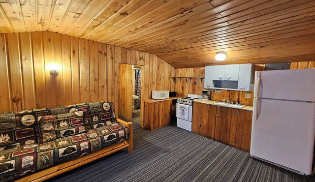Crow Crest Lodge Resort Studio Cabin Northern Adventure, Stunning Sunsets