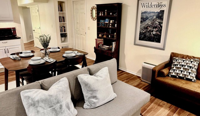 Crow Ridge - 5min from Hollywood MAX stop. 1b/1b with private entrance and patio