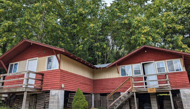 Crow's Nest Cabin at Buffalo Gap Retreat - a Pet-Friendly Destination!
