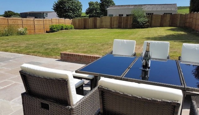 Crow's Nest DT2, Jurassic Coast, Dorset. Sleeps 12