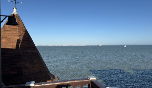 Crow's Nest lovely apartment overlooking the sea with balcony