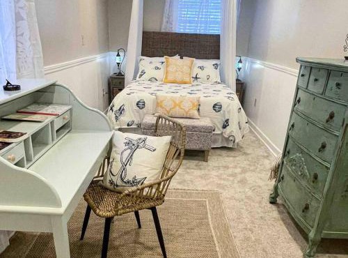 Crow's Nest - Private Guest Apt Near Bike Trail/3.7 mi to Beach