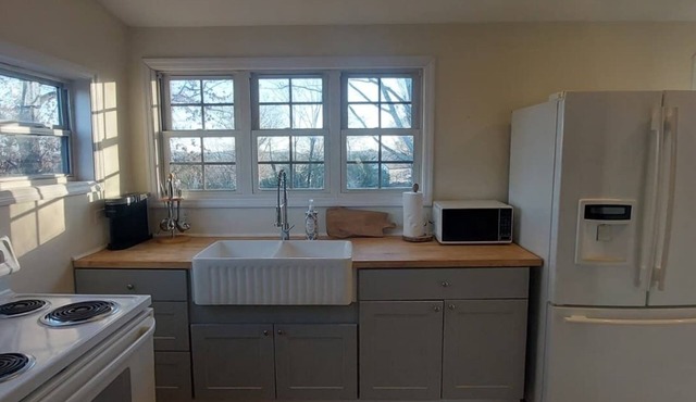 Crowders Mountain View Cottage. 3 bedroom/1 bath. Pet friendly!