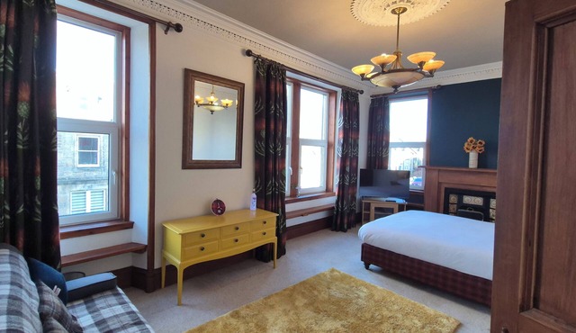 Crown Jewel - 4 Bedroom, 2 Bathroom Townhouse w Parking- Inverness City Centre