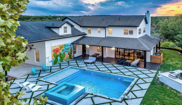 Crown Jewel - Resort Style Pool & Sleeps 46