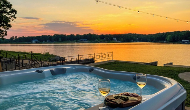 Crown Lake Moat House - 3 Ensuite Bedrooms, Lakefront w hot tub and much more!