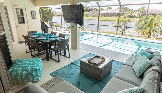 Crown Pointe lake view heated pool home (w/2 King bedrooms) minutes to downtown & beaches!