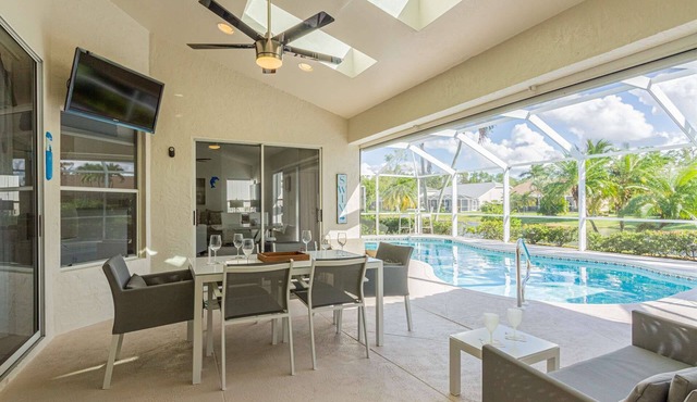 Crown Pointe- Upscale lake view, pool home (w/2 king bedrooms) minutes to downtown & beaches