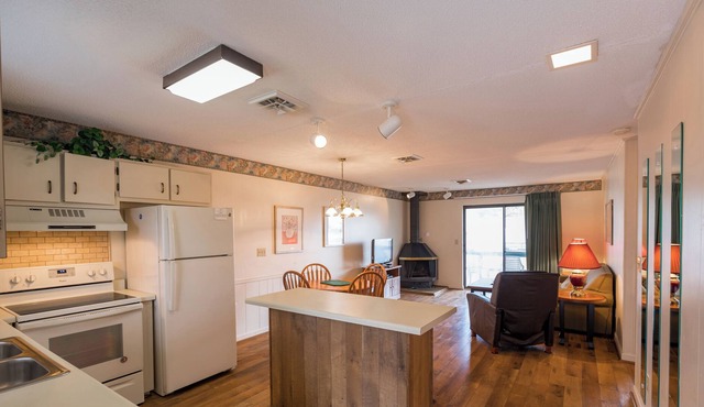 Crown Resorts Lake Tansi East 3 Bed, 2 Bath Condo w/ 1 King, 2 Queen Beds