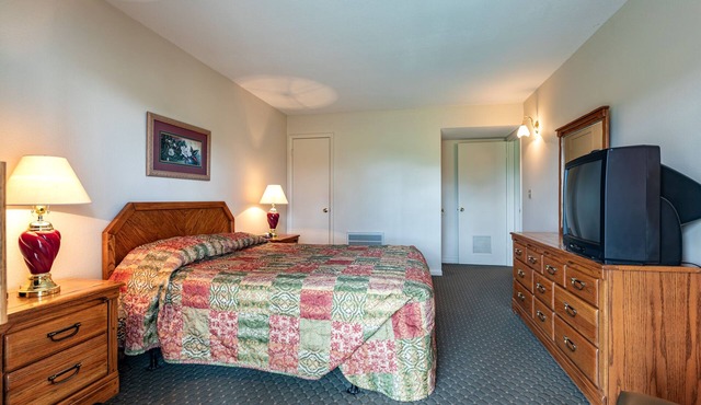 Crown Resorts Lake Tansi West 2 Bed, 2 Bath Condo w/1 Queen, 2 Full Beds