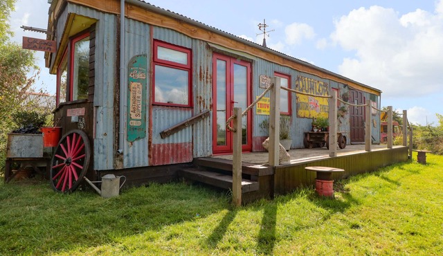 CROWS CABIN, pet friendly, character holiday cottage in Gloucester