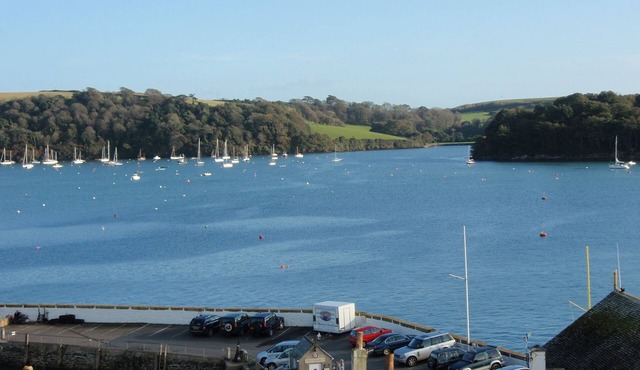 Crows Nest: a modern apartment in the centre of St Mawes with stunning sea views