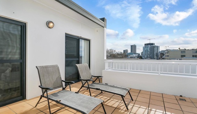 Crows Nest- SANT4 - Pacific Hwy - Sunny 1BR with Huge Private Deck in Central Crows Nest Location